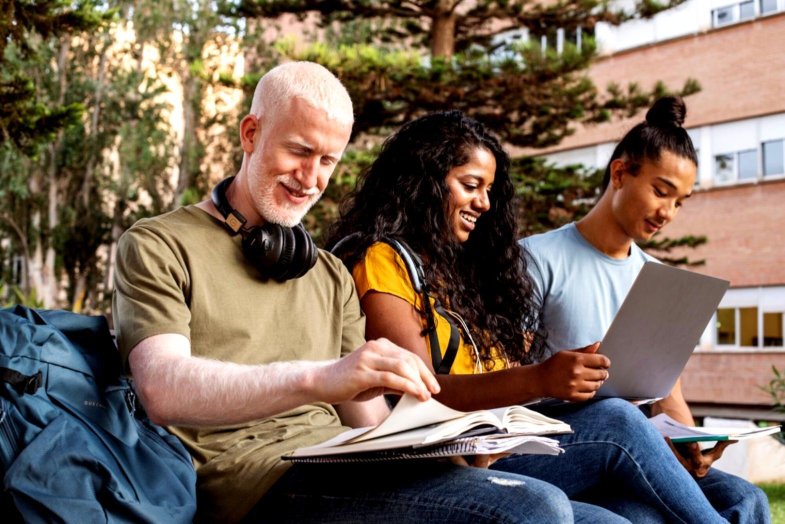 Tampilan kalender investasi digital dengan catatan tanggal penting untuk dividen, rebalancing, dan corporate action